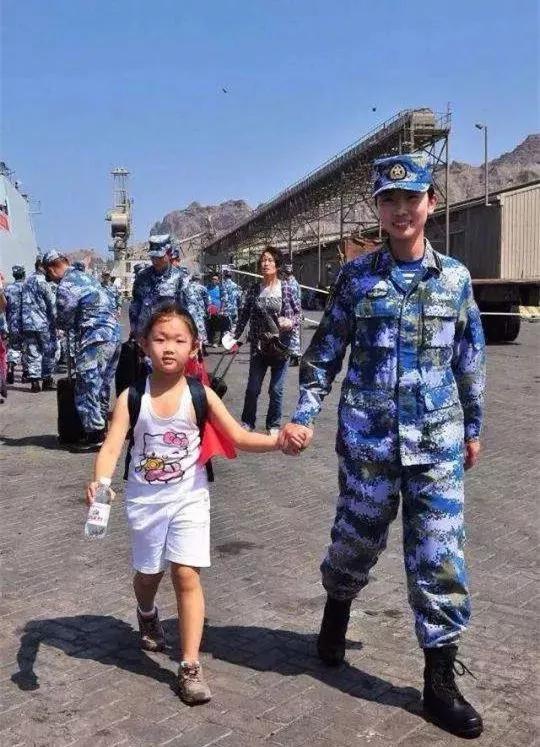中国海军护航编队在也门执行撤侨任务。